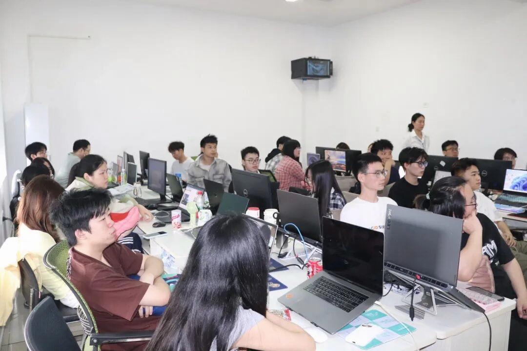 长沙市岳麓职业培训学校（梦想蓝途）AIUE2604班第一阶段AI品牌设计  答辩会圆满举行